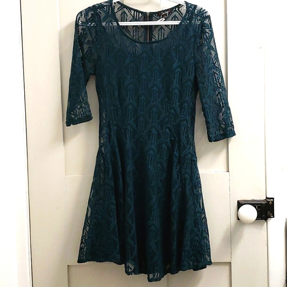 Le Chateau Women's SM green lace dress - Picture 1 of 5
